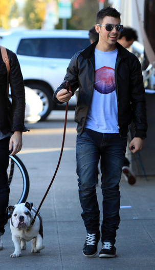 Joe+Jonas+Joe+Jonas+Out+Lunch+Kings+Road+Cafe+fwzST_wPkvyl - Joe Jonas Out For Lunch At The Kings Road Cafe