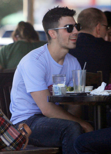 Joe+Jonas+Joe+Jonas+Out+Lunch+Kings+Road+Cafe+gndDyQKP-ypl - Joe Jonas Out For Lunch At The Kings Road Cafe