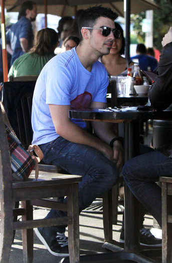 Joe+Jonas+Joe+Jonas+Out+Lunch+Kings+Road+Cafe+n9FCOcmyHMgl - Joe Jonas Out For Lunch At The Kings Road Cafe