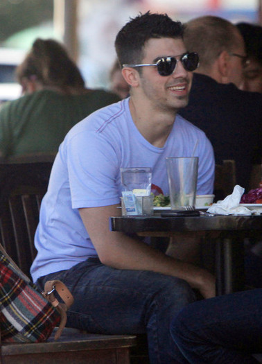 Joe+Jonas+Joe+Jonas+Out+Lunch+Kings+Road+Cafe+ND1KLe-Y8Erl - Joe Jonas Out For Lunch At The Kings Road Cafe