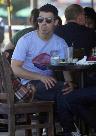 Joe+Jonas+Joe+Jonas+Out+Lunch+Kings+Road+Cafe+o8yvh1v_V_bl - Joe Jonas Out For Lunch At The Kings Road Cafe