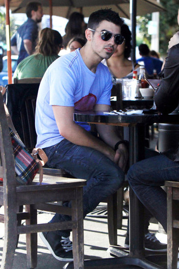 Joe+Jonas+Joe+Jonas+Out+Lunch+Kings+Road+Cafe+WBGa6jzgS5ol - Joe Jonas Out For Lunch At The Kings Road Cafe