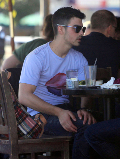 Joe+Jonas+Joe+Jonas+Out+Lunch+Kings+Road+Cafe+xYpNMM0osOXl - Joe Jonas Out For Lunch At The Kings Road Cafe