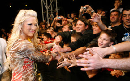 WWE-Diva-Kelly-Kelly-Got-Thousands-of-Fans - x-Entrance Kelly kelly