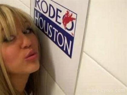 NKPDTPTPMDFUFJERSRK - Miley Cyrus poze private