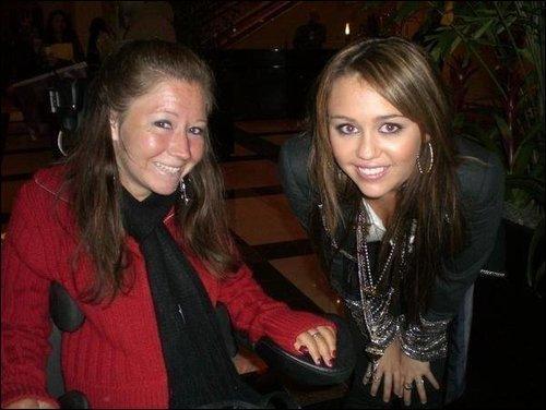 NSBKFDCJJIYLYWKDRGL - Miley Cyrus poze private