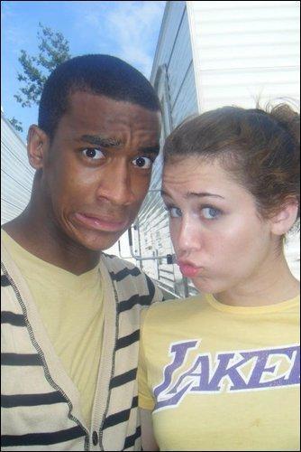 OPNIKDCRDESQUOXWVXX - Miley Cyrus poze private