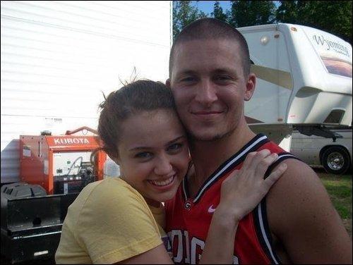 WWDPZKBPAZTZADZWMNN - Miley Cyrus poze private