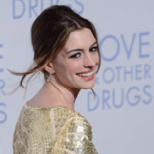 its_official_anne_hathaway_is_the_new_catwoman - poze angelina jolie