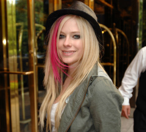 avril-lavigne-hotel-midtown-new-york-city - Avril Lavigne C