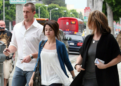 gossipgirls_Celebrity_78596_selena_gomez_fam_mat