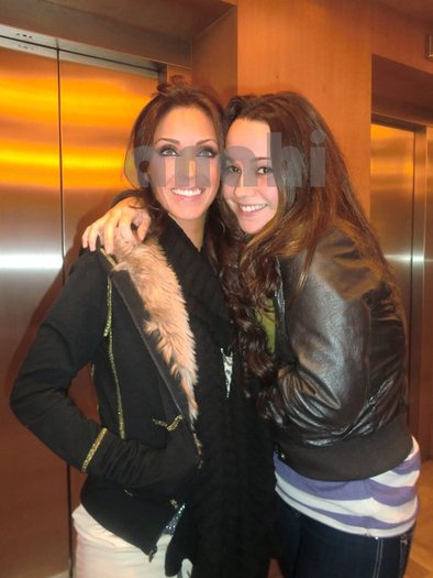 74643_466507648980_768118980_5662917_5031703_n - Anahi en Madrid