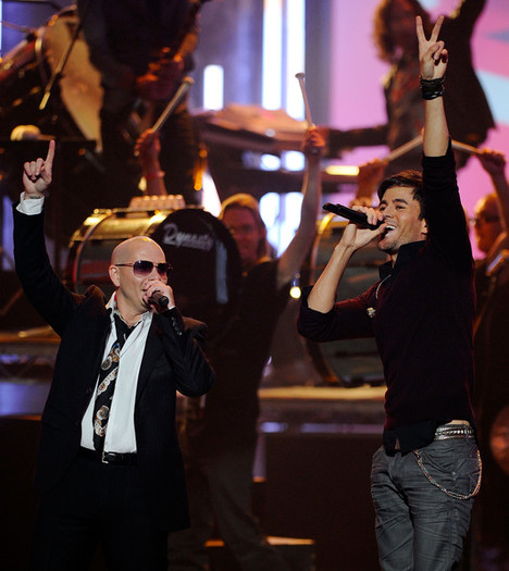 Enrique+Iglesias+2010+American+Music+Awards+7A-xAFhgRiol - 2010 American Music Awards - Show