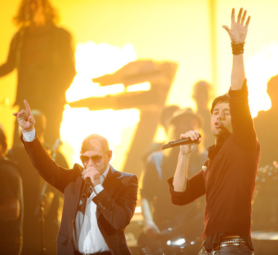 Enrique+Iglesias+2010+American+Music+Awards+KFhWfKW-X-Nl - 2010 American Music Awards - Show