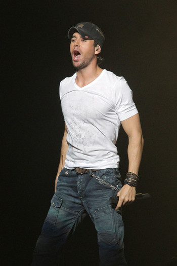 Enrique+Iglesias+KIIS+FM+Jingle+Ball+2010+L_NJa3EYD_Xl - KIIS FM s Jingle Ball 2010 - Show