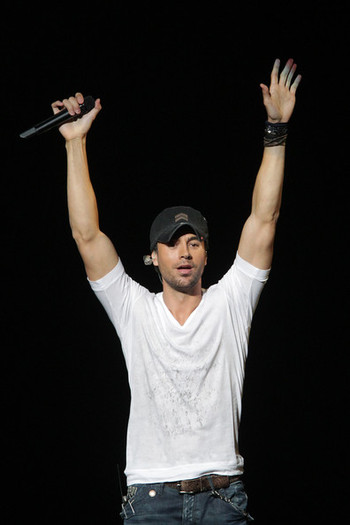 Enrique+Iglesias+KIIS+FM+Jingle+Ball+2010+-T_HeHSpz6Vl - KIIS FM s Jingle Ball 2010 - Show