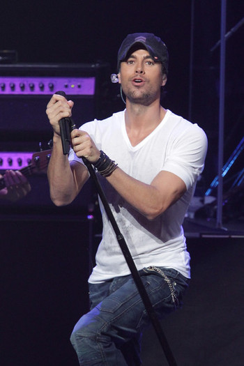 Enrique+Iglesias+KIIS+FM+Jingle+Ball+2010+TsmSV7IwzOol - KIIS FM s Jingle Ball 2010 - Show