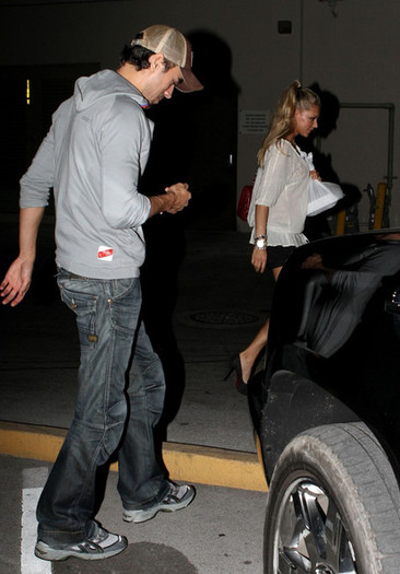 Enrique+Iglesias+Anna+Kournikova+Enrique+Iglesias+ZLGd6bdfMctl - Anna Kournikova and Enrique Iglesias Go to Dinner