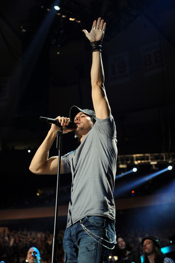 Enrique+Iglesias+Z100+Jingle+Ball+2010+Presented+ahvCipRrLill