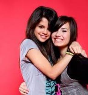 imagesCAY0UXXW - Selena si Demi