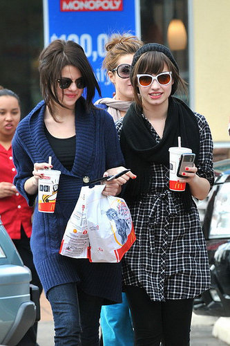 selena-gomez-and-demi-lovato-at-mcdonalds[1] - Selena si Demi