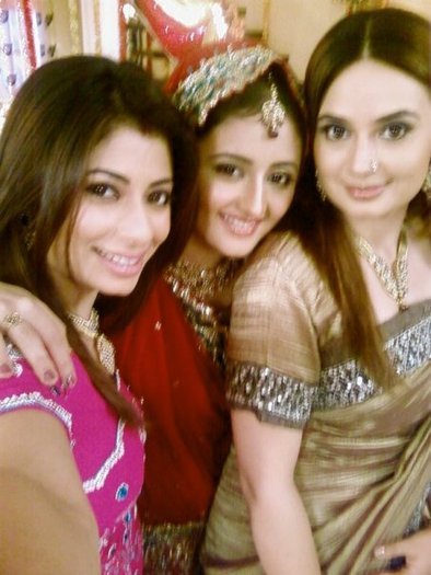 20356942_VCFXIHIRJ - Zaara pyaar ki saugat