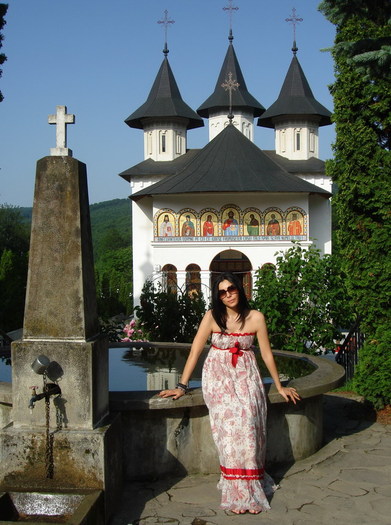 corina-caragea-indragostita-de-romania-a-facut-turul-manastirilor-din-moldova-foto-exclusiv_11_size1 - Corina Caragea