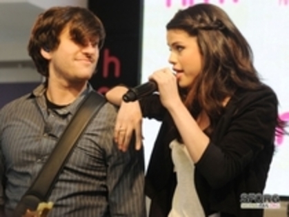 selena (41) - toate pozele mele cu selena gomez