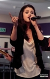 selena (111)