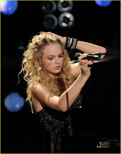 taylor-swift-crazy-for-country-music-01