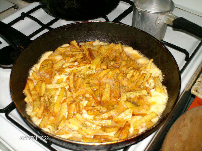 cartofi prajiti cu omleta - gustos