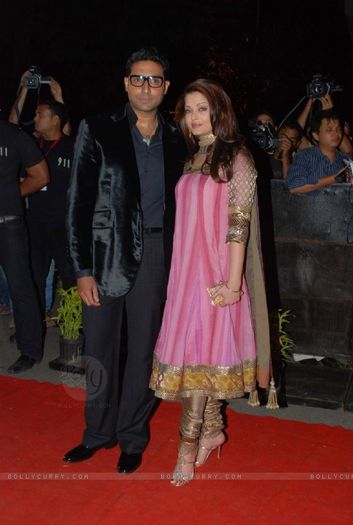 83030-celebrity-couple-aishwarya-rai-and-abhishek-bachchan-attending-e - Abhishek Bachchan si Aishwarya Rai