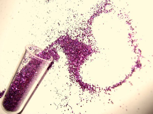 O inimioara din sclipici mov