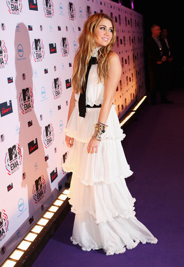 Miley+Cyrus+MTV+Europe+Music+Awards+2010+Arrivals+-GDb6qY39-ll - x For Miley s fans