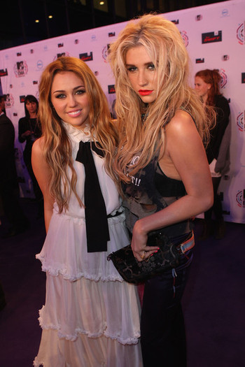 Miley+Cyrus+MTV+Europe+Music+Awards+2010+Arrivals+KPl0AFypxHXl - x For Miley s fans