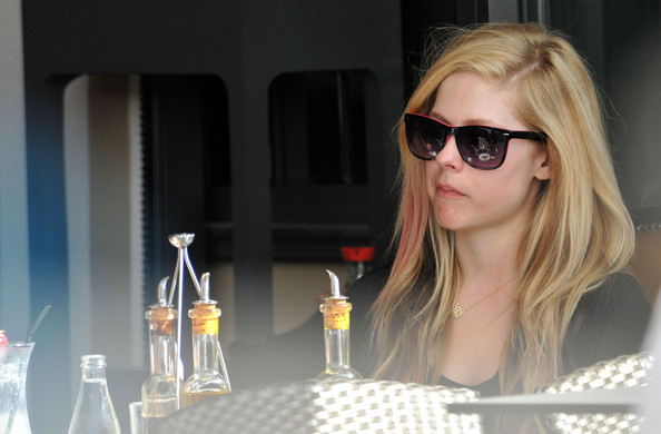 Lavigne+has+fun+in+France+IjOIT44Cib4l - Avril Lavigne in France - Paris