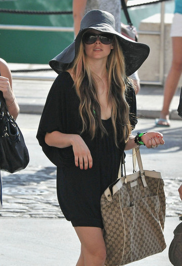 Lavigne+has+fun+in+France+ks63H8k-rnnl - Avril Lavigne in France - Paris