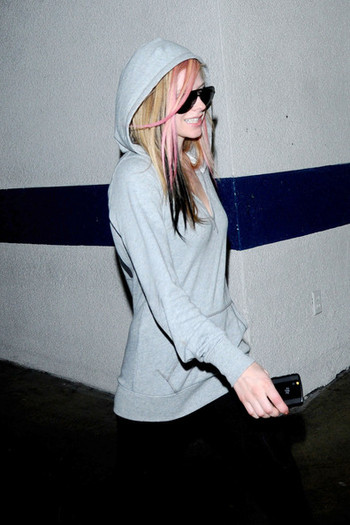 Avril+Lavigne+Avril+Lavigne+Goes+Shopping+-_FOxUDbqtql - Avril Lavigne Goes Shopping with Her Mom