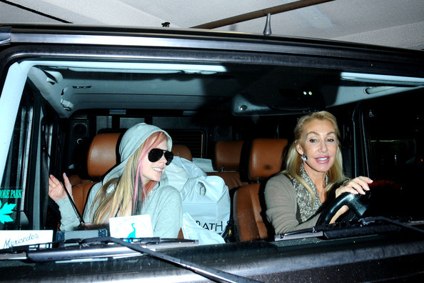 Avril+Lavigne+Avril+Lavigne+Goes+Shopping+f1_tAM07puxl - Avril Lavigne Goes Shopping with Her Mom