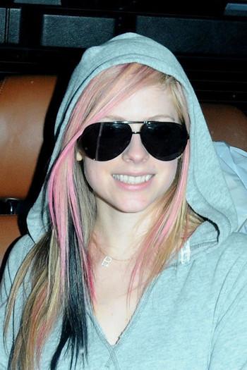 Avril+Lavigne+Avril+Lavigne+Goes+Shopping+ISe7yyy7k9bl - Avril Lavigne Goes Shopping with Her Mom