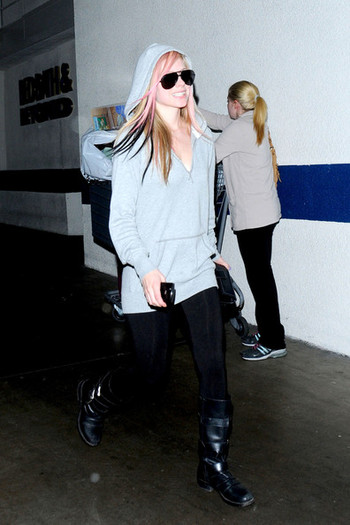 Avril+Lavigne+Avril+Lavigne+Goes+Shopping+sVsUYDrI5q3l - Avril Lavigne Goes Shopping with Her Mom
