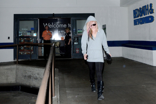 Avril+Lavigne+Avril+Lavigne+Goes+Shopping+Wj-RaMB5jBTl - Avril Lavigne Goes Shopping with Her Mom