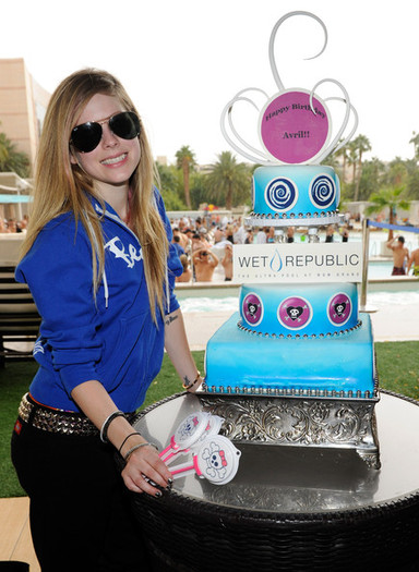 Avril+Lavigne+Avril+Lavigne+Celebrates+Birthday+1jolSSCQh2ul - Happy Brithday Avril