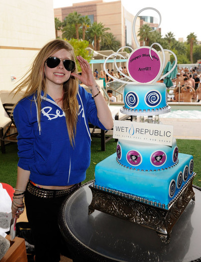 Avril+Lavigne+Avril+Lavigne+Celebrates+Birthday+8m8iogJka71l
