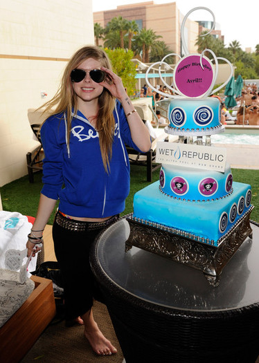 Avril+Lavigne+Avril+Lavigne+Celebrates+Birthday+bTvo4aQeHonl - Happy Brithday Avril