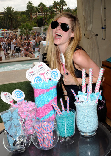 Avril+Lavigne+Avril+Lavigne+Celebrates+Birthday+CqFojWej2SJl - Happy Brithday Avril