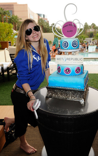 Avril+Lavigne+Avril+Lavigne+Celebrates+Birthday+EDthYbik2CZl - Happy Brithday Avril