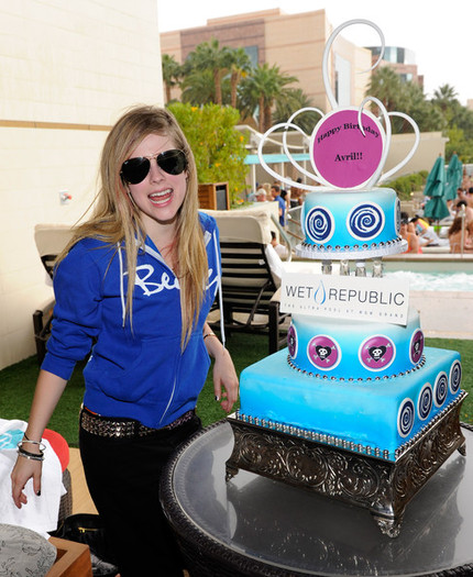 Avril+Lavigne+Avril+Lavigne+Celebrates+Birthday+s91JI6rCRlxl