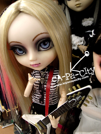 a - Avril Lavigne Doll