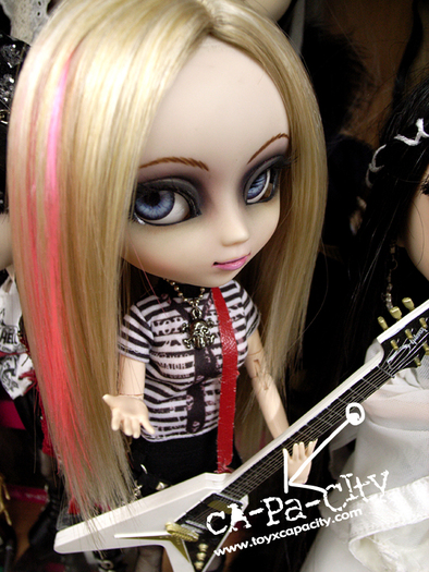 b - Avril Lavigne Doll